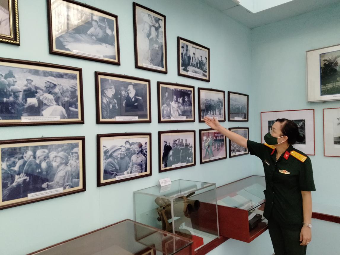 In ảnh gỗ treo tường phòng truyền thống